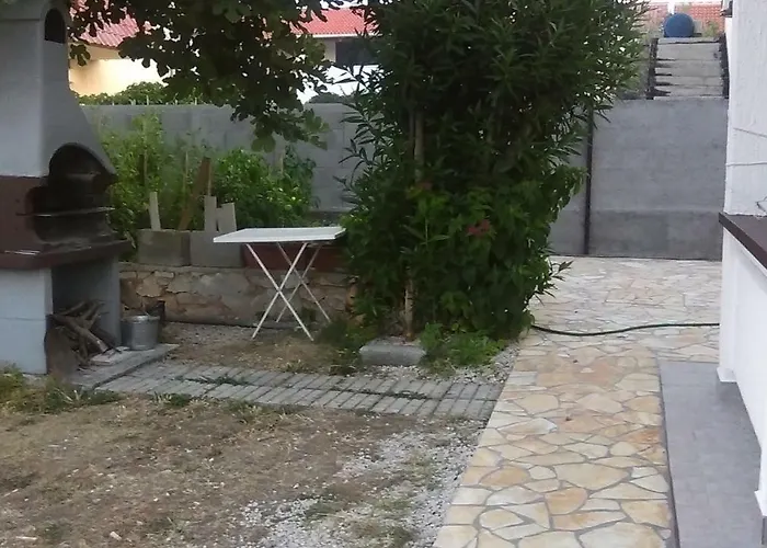 アパート Dokoza *